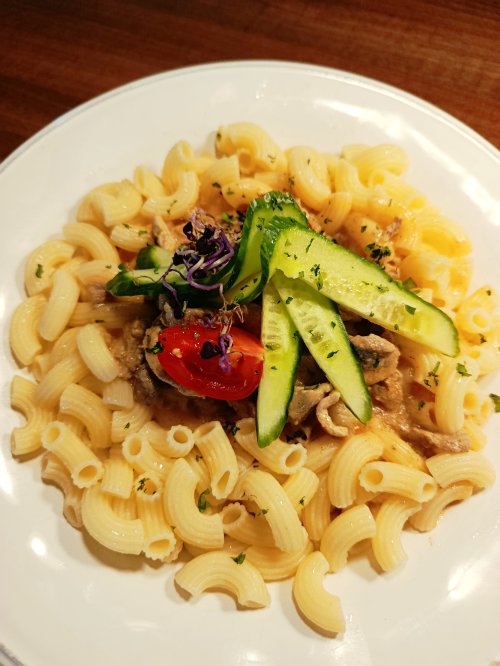 Csikós tokány, tésztával és csemege uborkával.