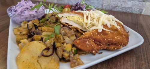 Zöldfűszeres-fokhagymás tojáskrémmel töltött csirkemellszezámos bundában zöldséges burgonyaágyon, káposztaszósszal