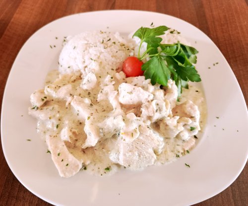 Tejszínes-gombás csirkeragu, rizzsel