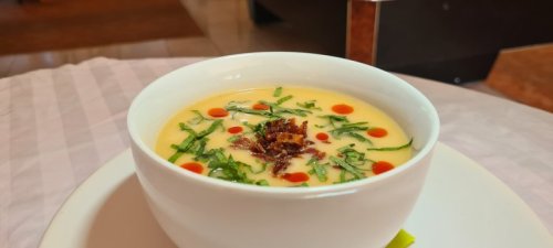 Sárgaborsó krémleves, bacon chips-szel.