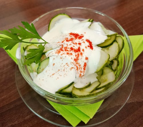 Tejfölös uborka saláta