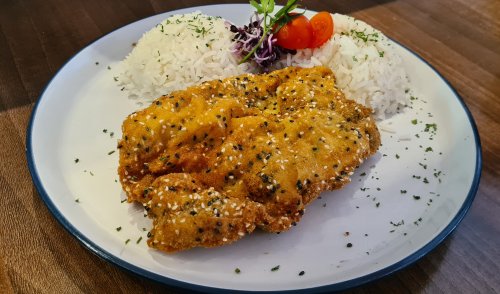 Rántott szelet, szezámmagos bundában rizzsel és savanyúsággal.