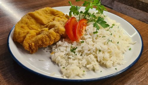 Rántott sertésborda, rizzsel és savanyúsággal.