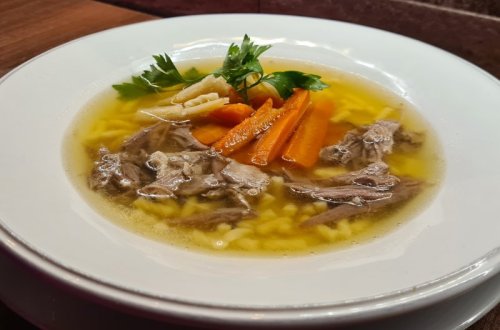 Húsleves cérnametélttel.