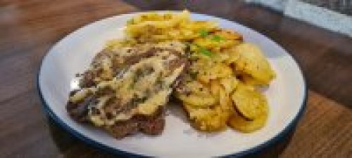 Krumpli ágyon sült sertéstarja, grillezett zöldségekkel.