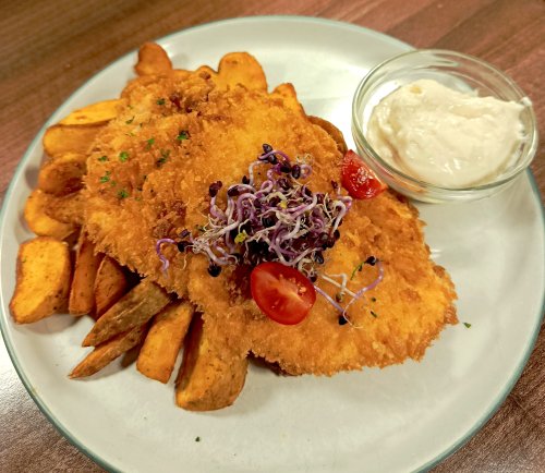 Pankó bundás csirkemellfilé steak burgonyával és fokhagymás majonézzel