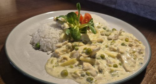 Zöldséges csirkeragu zöldborsós rizzsel.