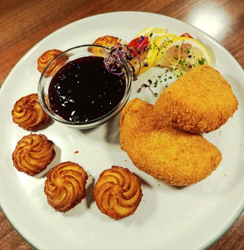 Rántott camembert hercegnő burgonyával és áfonyalekvárral.