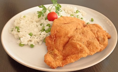 Pankó bundás csirkemellfilé, rizi-bizivel.