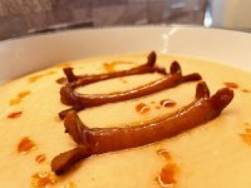 Medvehagymás burgonyafőzelék, kolbásszal.