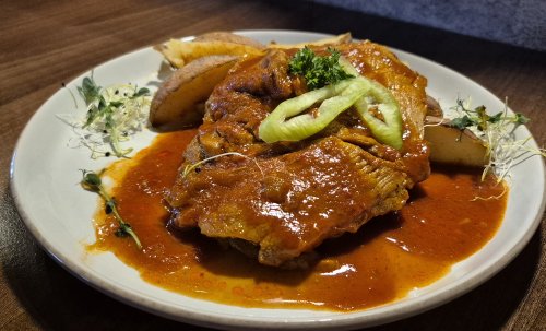 Chilis sertéstarja, héjas burgonyával.