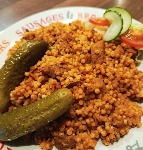 Tarhonyáshús savanyúsággal.