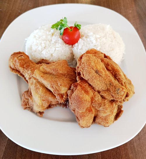 Rántott csirkecomb, kukoricás rizzsel és coleslaw salátával