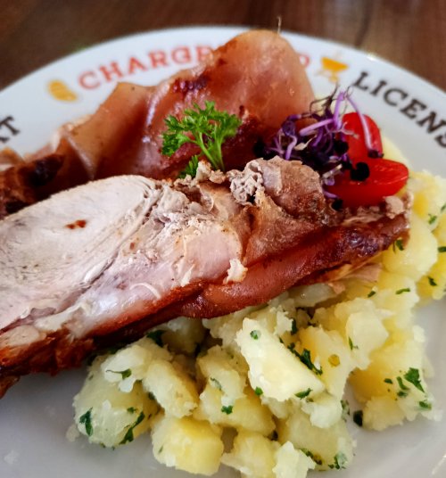 Egészben sült malaccomb, petrezselymes burgonyával,.