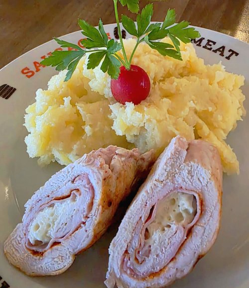 Sonkás-sajtos csirkerolád, vajas tört burgonyával.