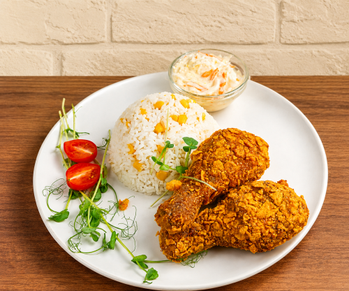 Csirke alsócomb, Cornes Flakes-es, kukoricás rizzsel és coleslaw salátával.