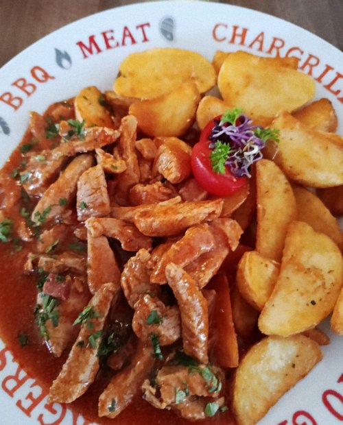 Borsos tokány, steak burgonyával