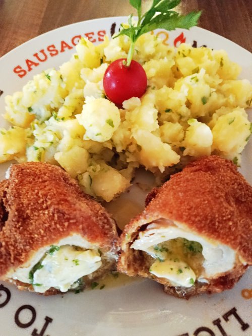 Kijevi csirkemellfilé, petrezselymes burgonyával.