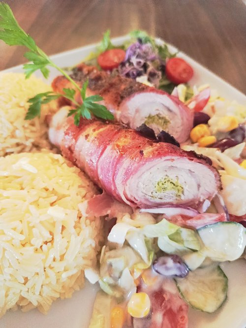 Fetasajtos-brokkolikrémmel töltött, baconbe tekert sertésborda, mézes-görögjoghurtos ünnepi salátával és curry-s rizzsel