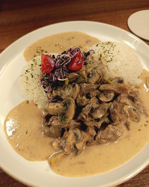 Stroganoff marharagu, rizzsel.