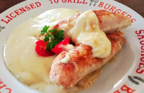 Juhtúróval töltött, tepsiben sült csirkemellfilé, burgonyapürével.