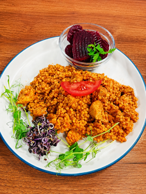 Tarhonyás hús céklával.