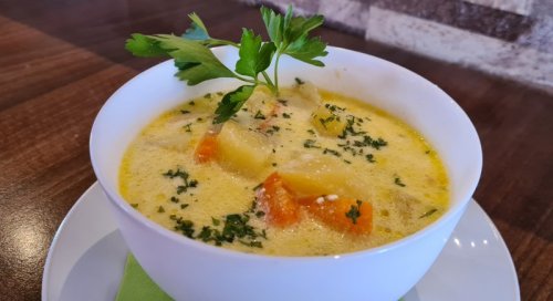 Tejfölös burgonyaleves, kolbásszal