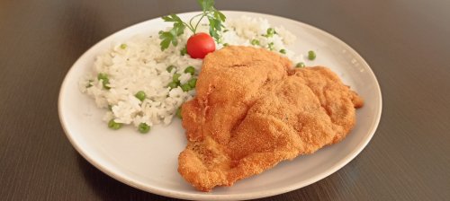 Pankó bundás csirkemellfilé, rizi-bizivel.