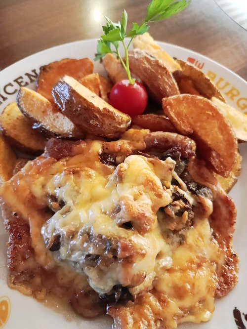 Óvári sertésszelet kemencés burgonyával.