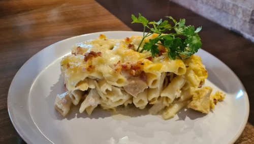 Sajtos-csirkés rakott penne.