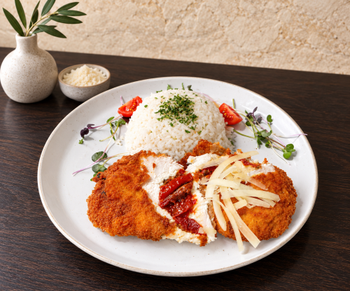Rántott csirkemellfilé, parmezánnal és aszalt paradicsommal töltve, tetszőleges körettel