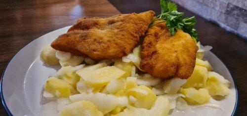 Rántott tőkehalfilé, majonézes burgonya salátával.