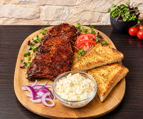 BBQ sertésoldalas, pirítóssal és coleslaw salátával