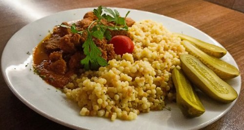 Csülök pörkölt, tarhonyával és céklával.