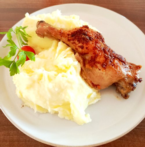 Sült csirkecomb, burgonyapürével.
