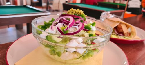 40. Görög saláta fokhagymás pizzakenyérrel