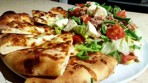 42.Tonhalsaláta fokhagymás pizzakenyérrel